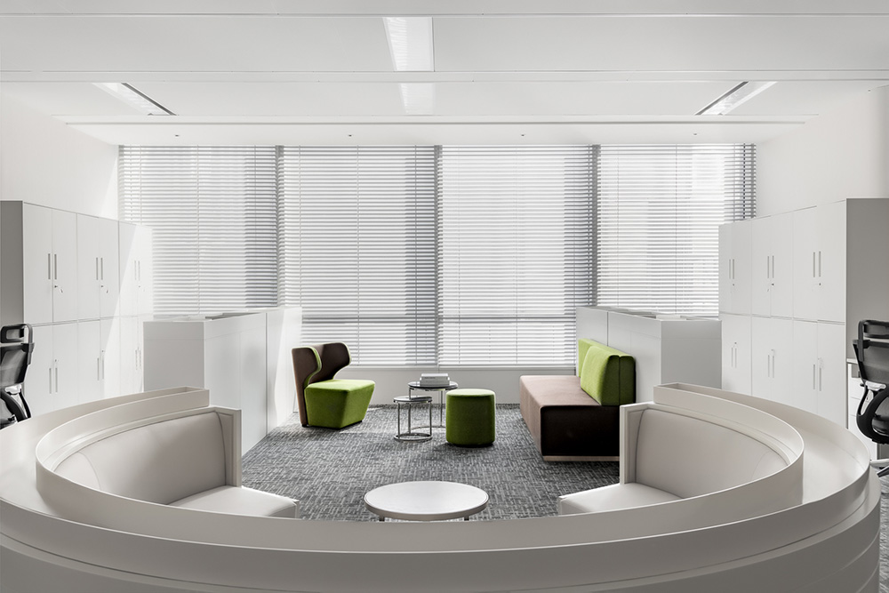 2000平现代大气的正大侨商地产公司办公室装修(图7)