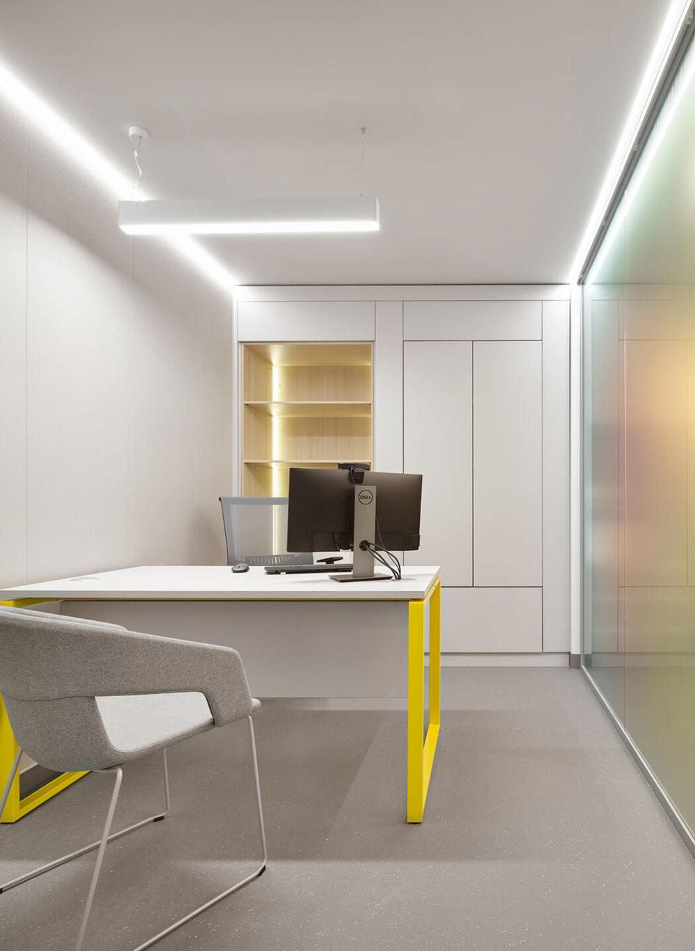 时尚灵动的Raiffeisen银行办公室装修设计方案(图8) 时尚灵动的Raiffeisen银行办公室装修设计方案(图8)