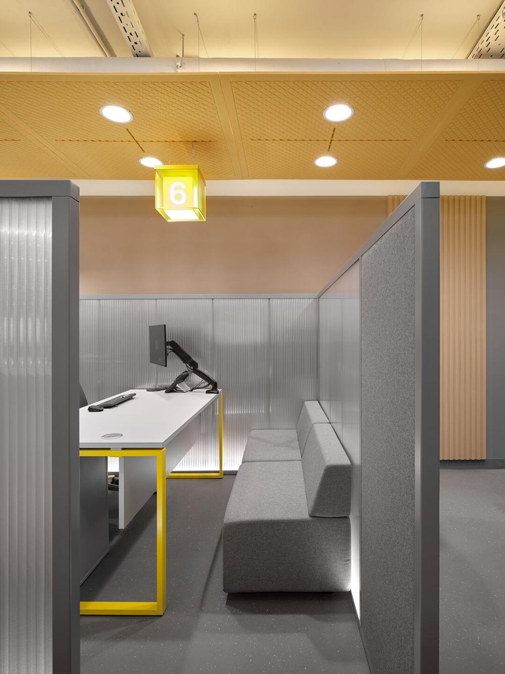 时尚灵动的Raiffeisen银行办公室装修设计方案(图9) 时尚灵动的Raiffeisen银行办公室装修设计方案(图9)