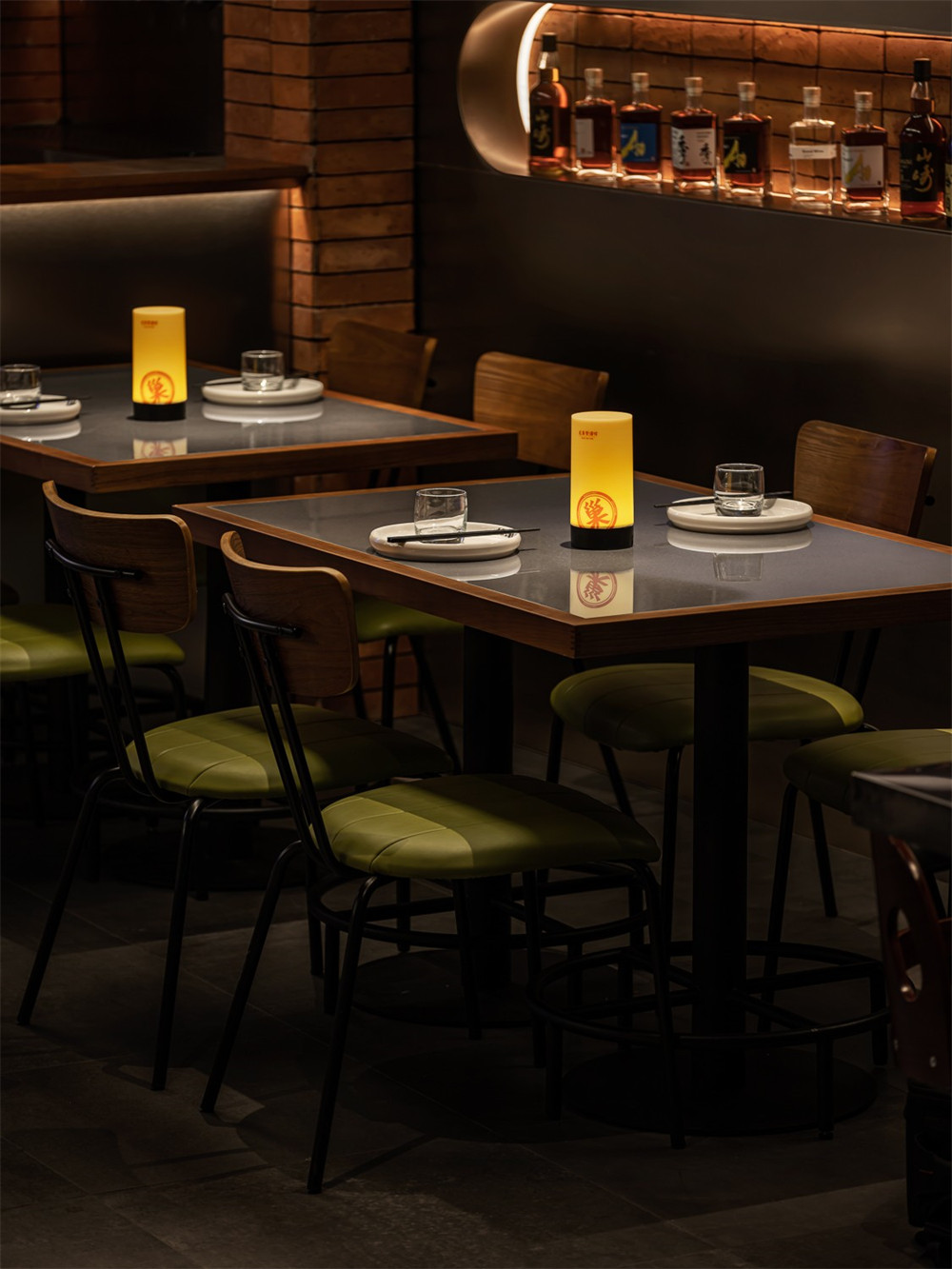 小龙虾+烧烤  龙巢特色餐酒馆装修设计案例(图2)