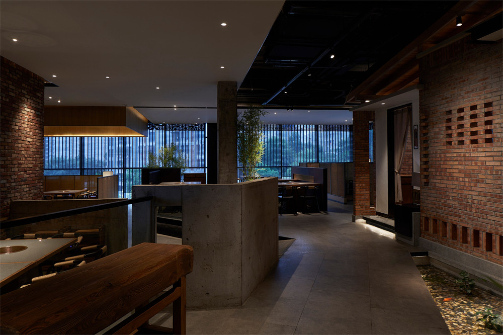 郑州金博大推荐重庆本土老火锅店装修设计案例(图8) 郑州金博大推荐重庆本土老火锅店装修设计案例(图8)