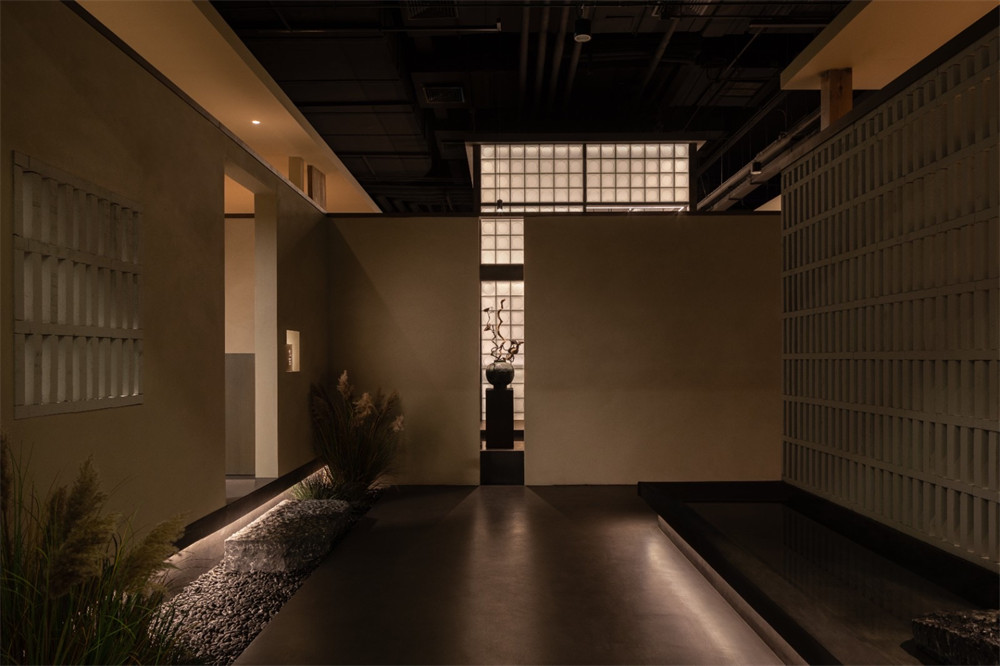 传统园林融合现代美学 眉舍川菜餐厅装修设计(图1) 传统园林融合现代美学 眉舍川菜餐厅装修设计(图1)