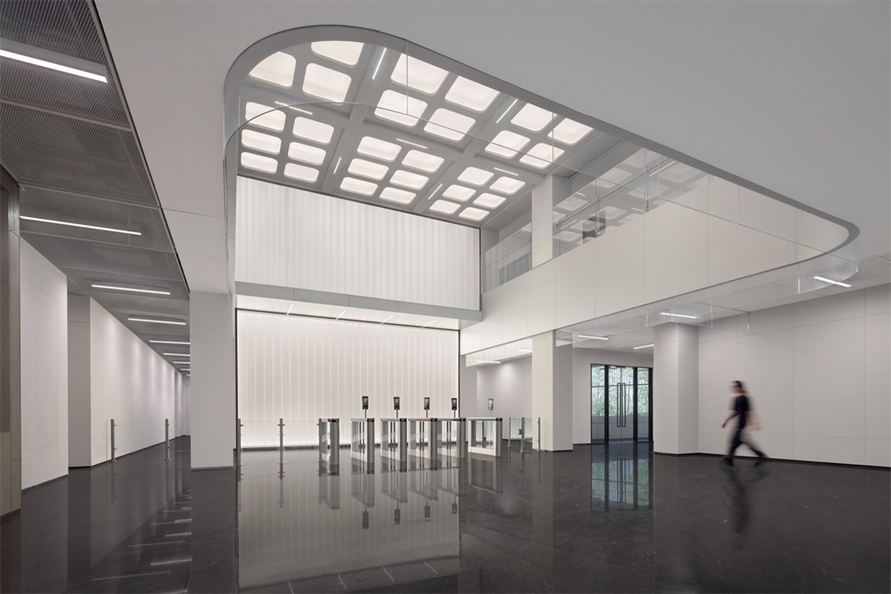 现代简约时尚科技园区办公楼装修设计案例(图1) 现代简约时尚科技园区办公楼装修设计案例(图1)