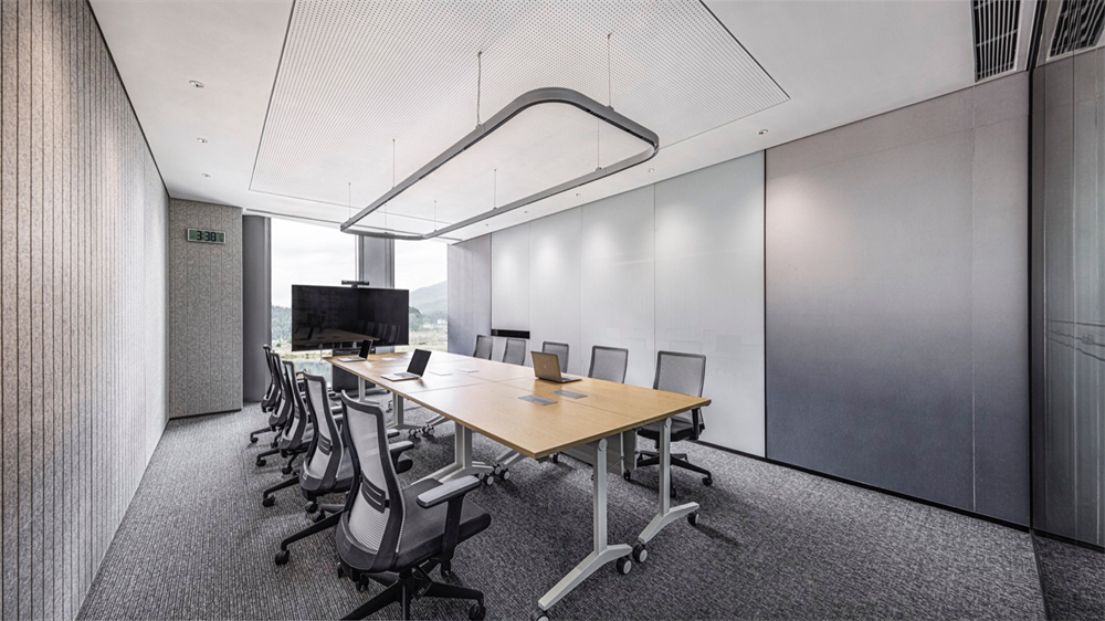 现代简约时尚科技园区办公楼装修设计案例(图12) 现代简约时尚科技园区办公楼装修设计案例(图12)