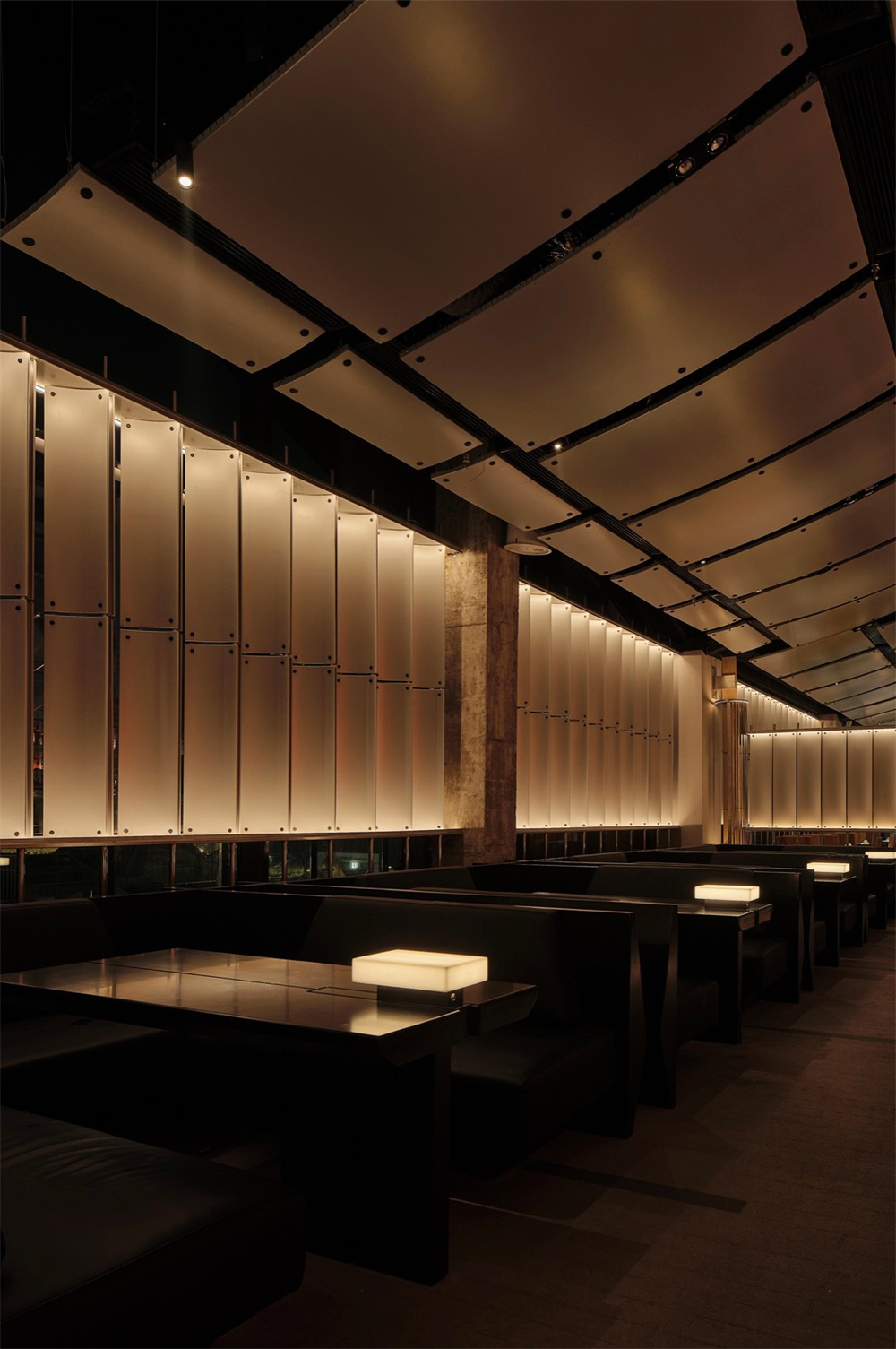 酒饕隐䲥日式烧鸟酒吧复合餐厅装修设计案例(图7) 酒饕隐䲥日式烧鸟酒吧复合餐厅装修设计案例(图7)