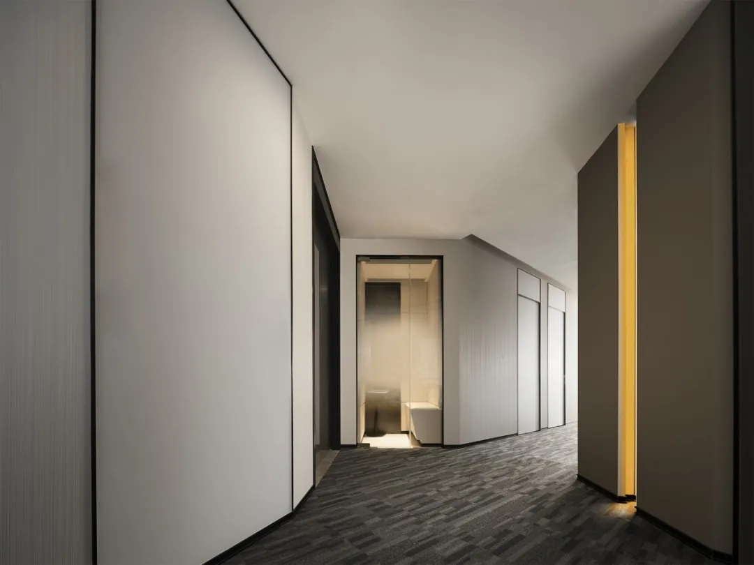 极简现代 金融公司的高级感办公室装修设计案例(图2) 极简现代 金融公司的高级感办公室装修设计案例(图2)