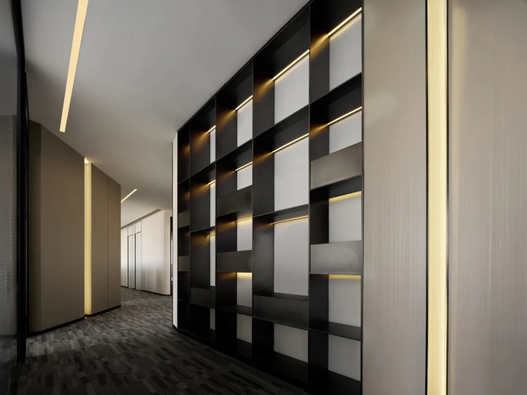 极简现代 金融公司的高级感办公室装修设计案例(图3) 极简现代 金融公司的高级感办公室装修设计案例(图3)