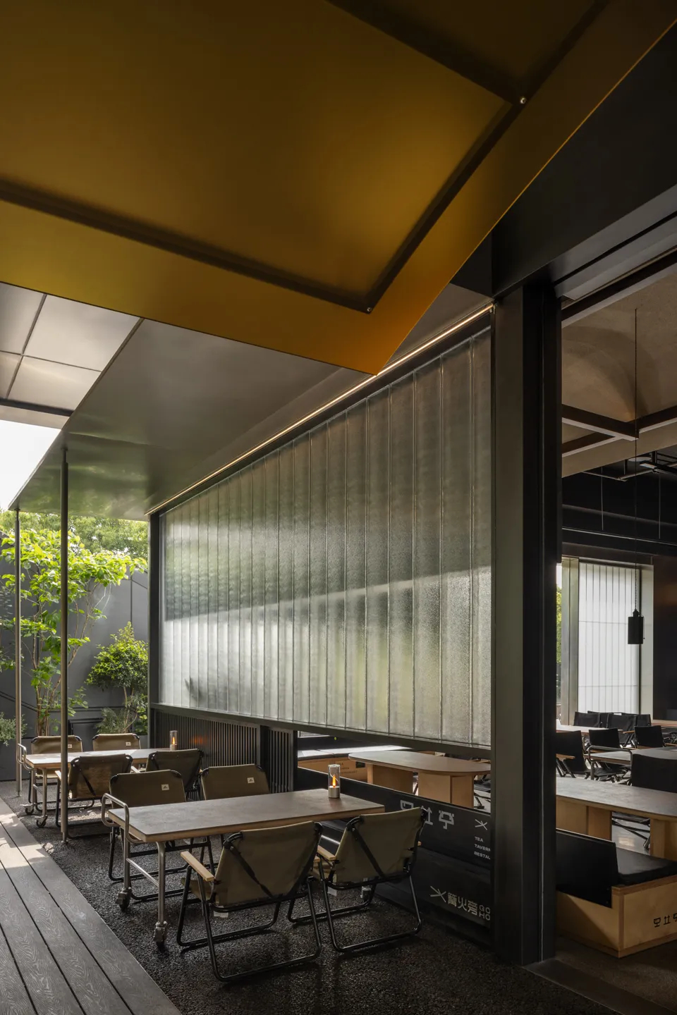 户外体验搬入室内 篝火旁烧烤店改造装修设计(图12) 户外体验搬入室内 篝火旁烧烤店改造装修设计(图12)