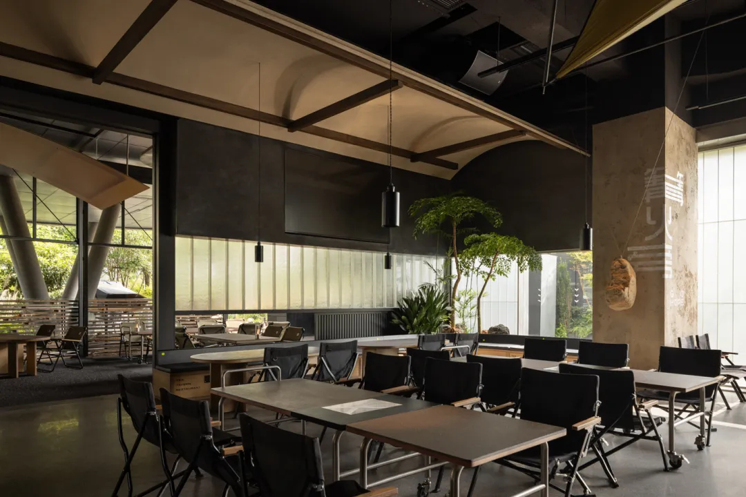 户外体验搬入室内 篝火旁烧烤店改造装修设计(图17) 户外体验搬入室内 篝火旁烧烤店改造装修设计(图17)