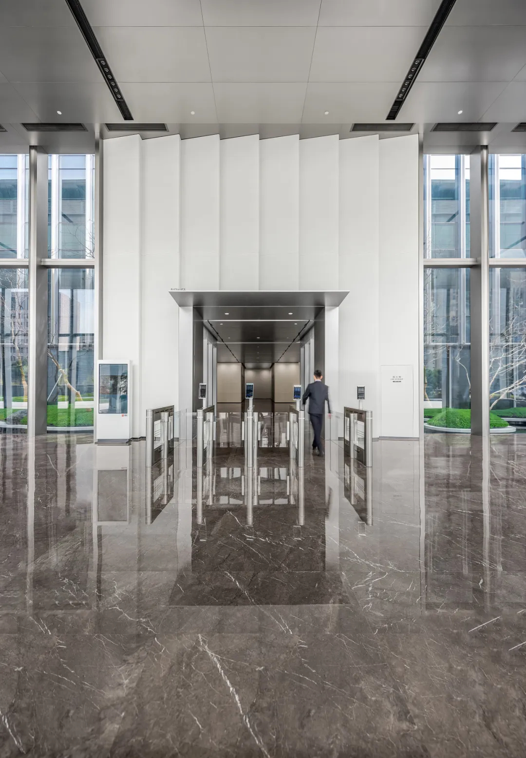 2万6千平现代花园式商务办公楼装修设计方案(图3)