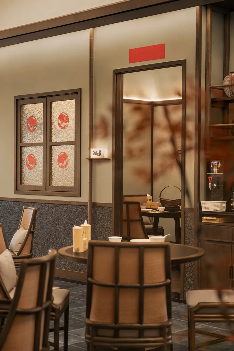 山野特色   朝溪湘伴·鱼汤泡饭湘菜餐厅装修设计(图7)