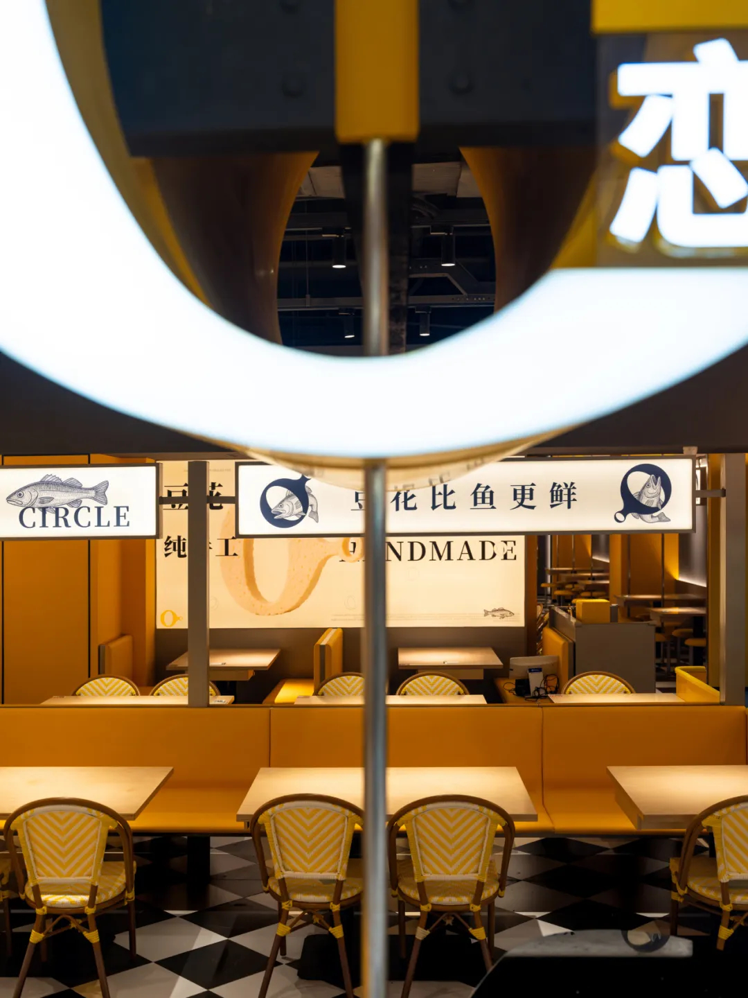 郑州金博大分享恋上圈圈豆花烤鱼店装修设计案例(图5)