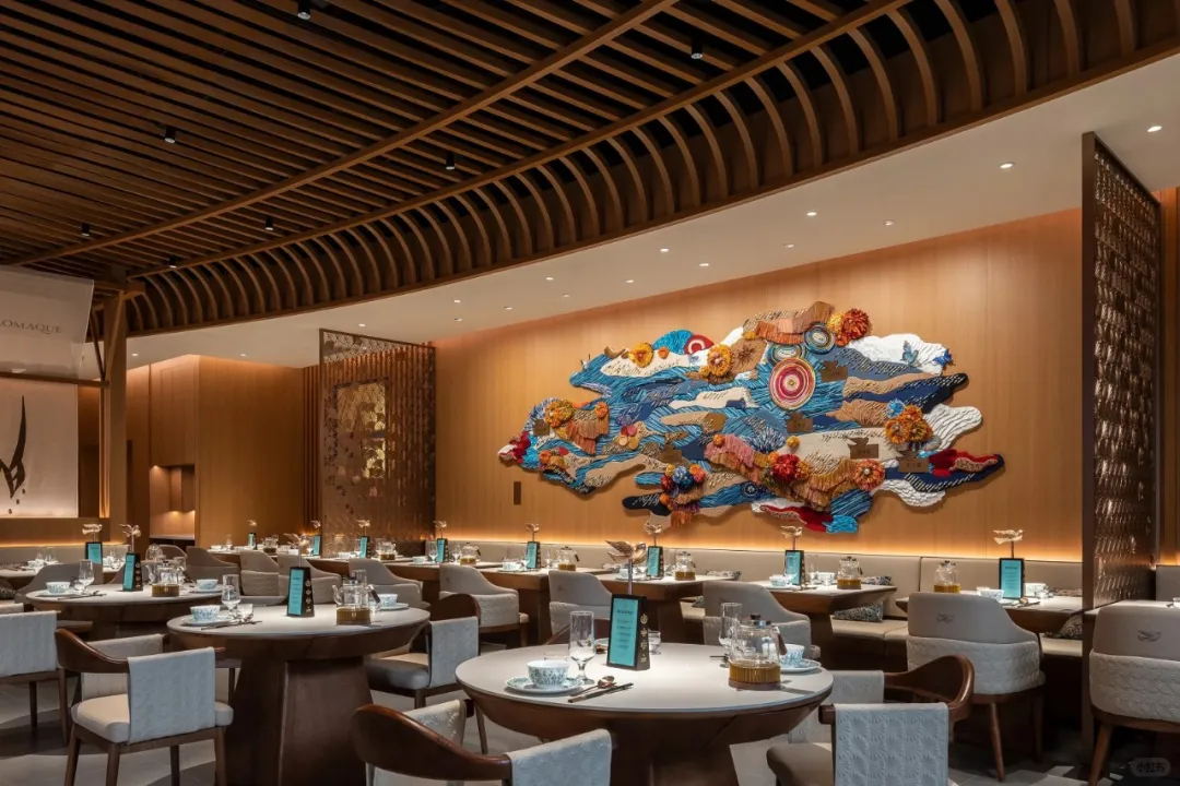 郑州金博大分享佬麻雀剁椒鱼头餐厅装修设计(图3)