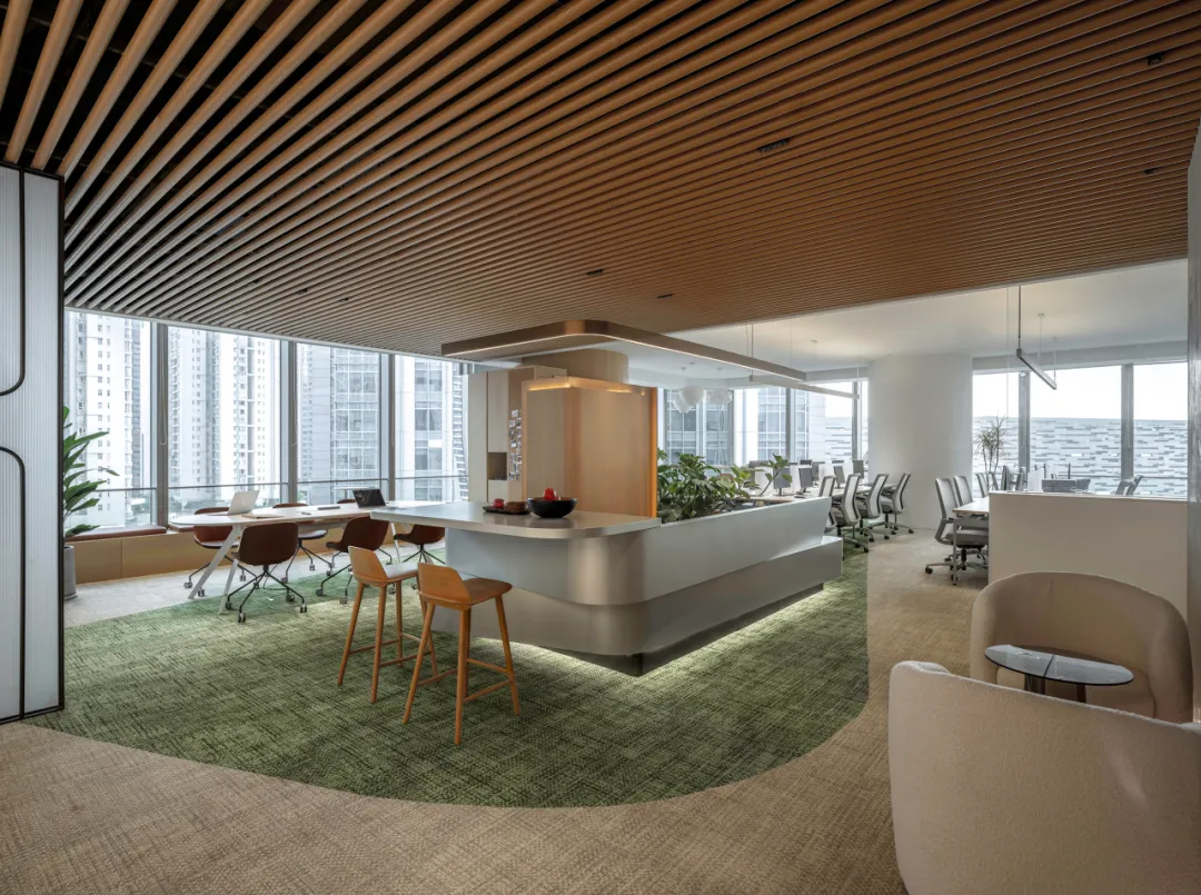 原木色+绿色 阳光花园般的办公室装修设计案例(图1)