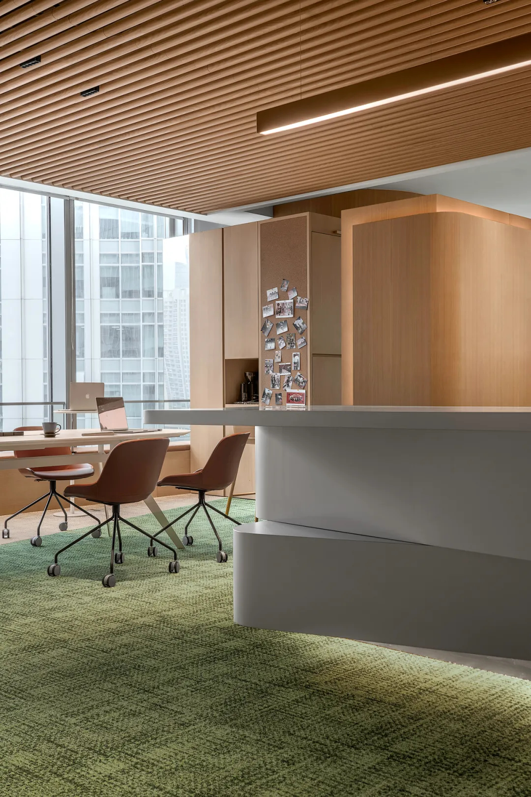 原木色+绿色 阳光花园般的办公室装修设计案例(图2)