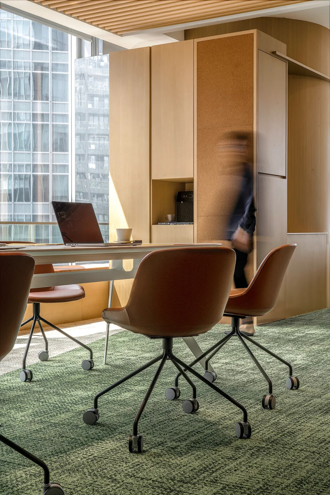 原木色+绿色 阳光花园般的办公室装修设计案例(图5)