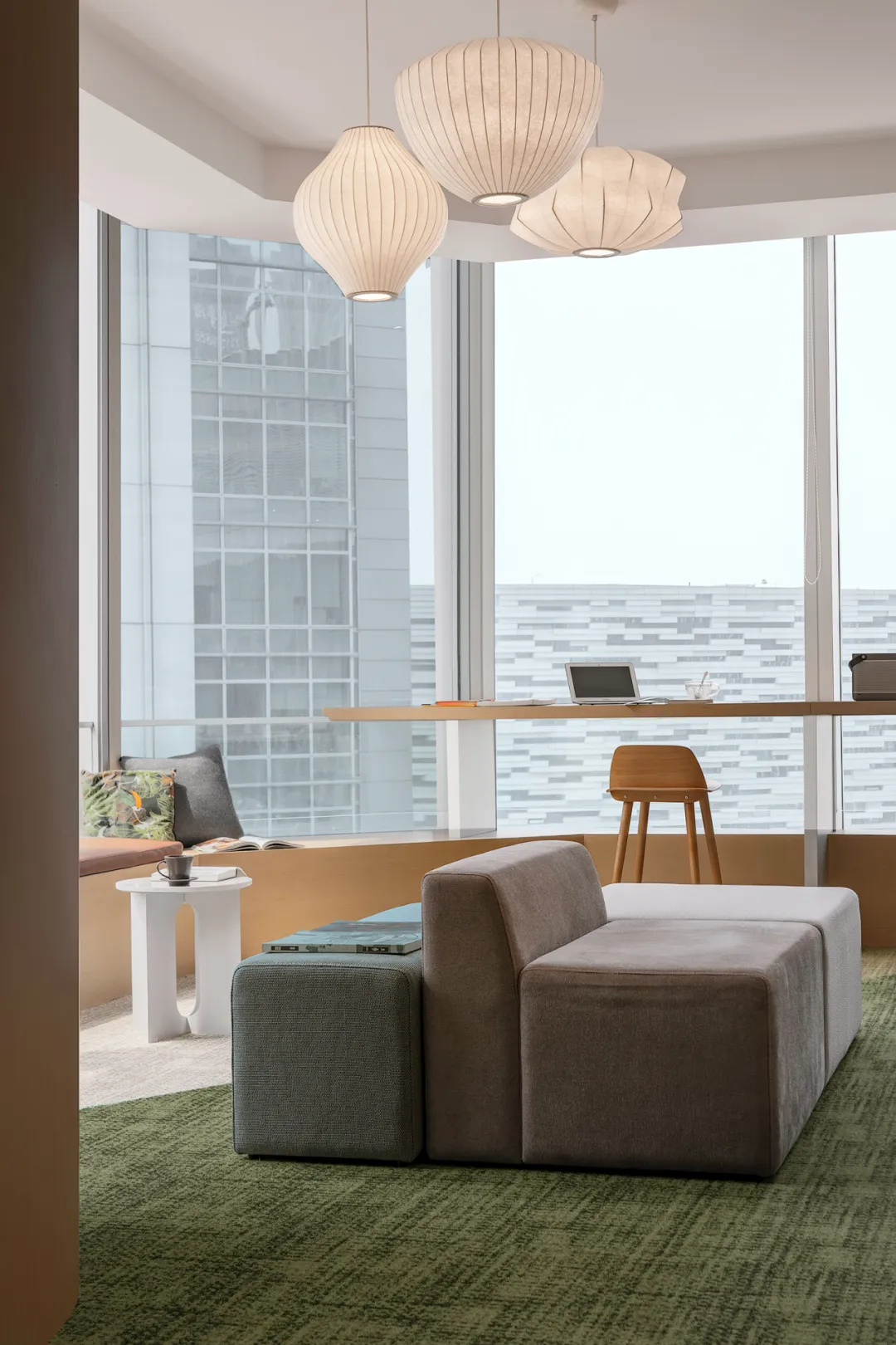 原木色+绿色 阳光花园般的办公室装修设计案例(图6)