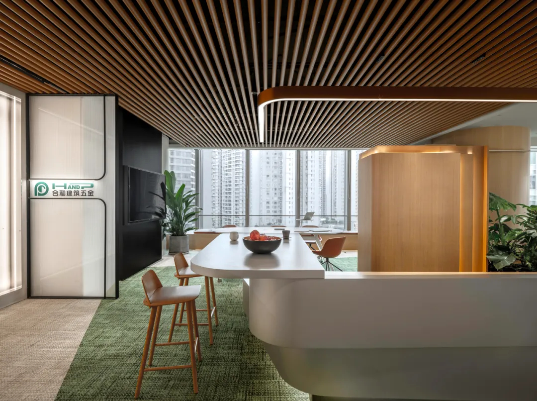 原木色+绿色 阳光花园般的办公室装修设计案例(图11)