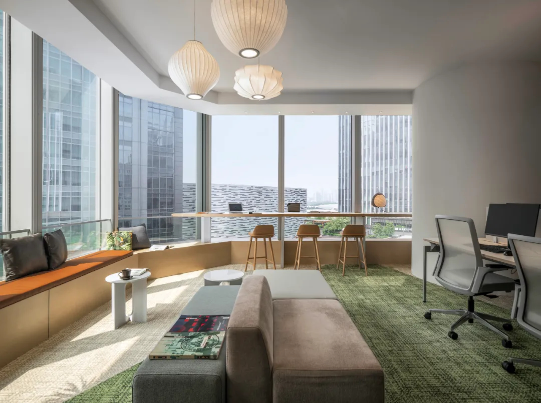 原木色+绿色 阳光花园般的办公室装修设计案例(图10)