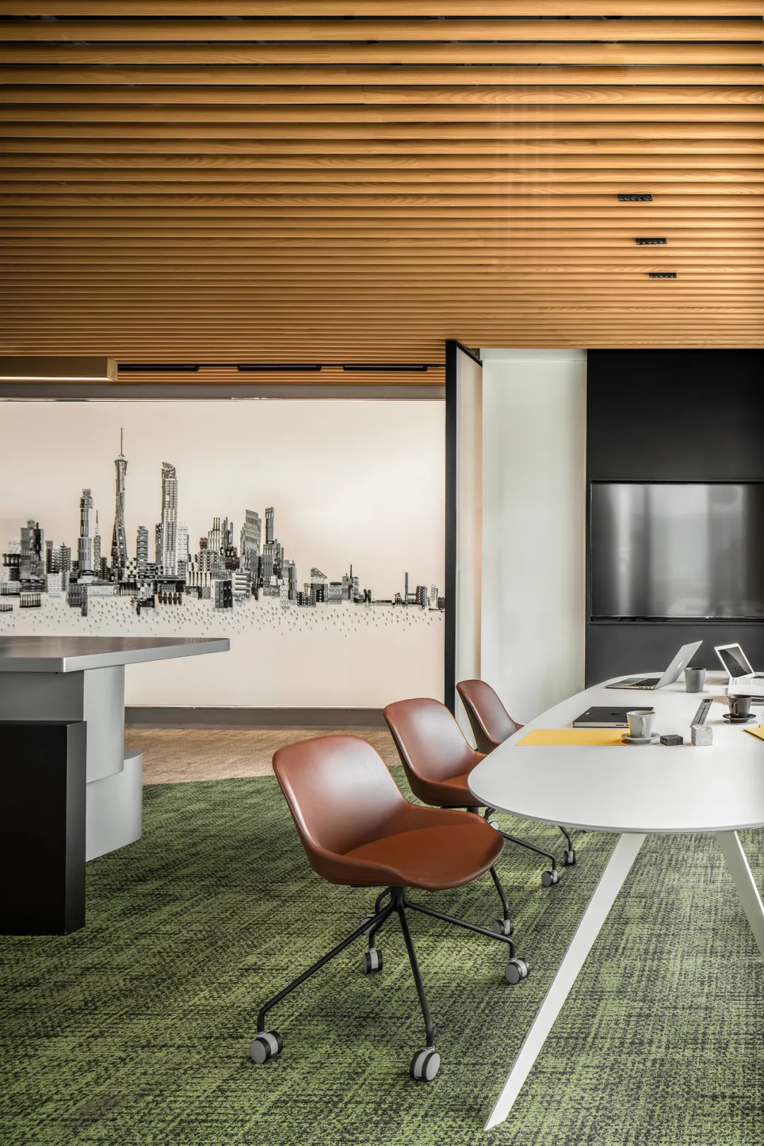 原木色+绿色 阳光花园般的办公室装修设计案例(图13)