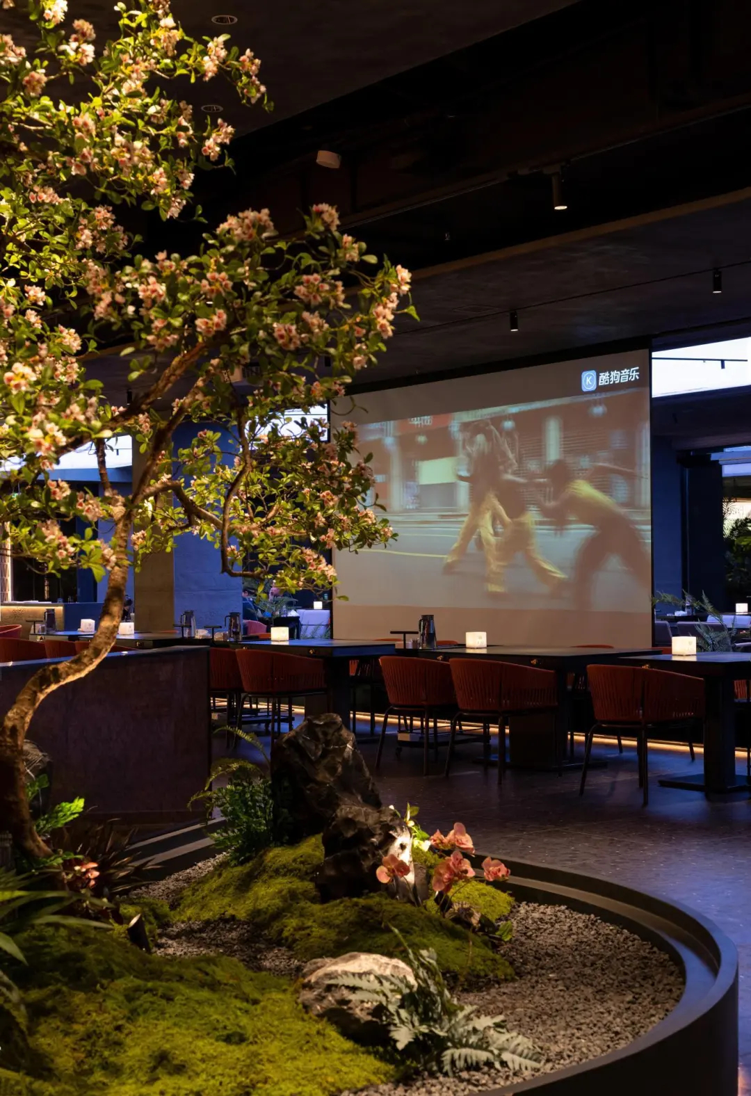 赛博朋克美学 平价海鲜小火锅装修设计(图8) 赛博朋克美学 平价海鲜小火锅装修设计(图8)