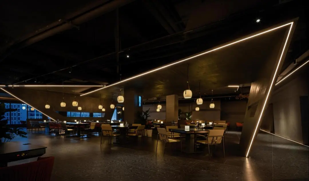 赛博朋克美学 平价海鲜小火锅装修设计(图3) 赛博朋克美学 平价海鲜小火锅装修设计(图3)