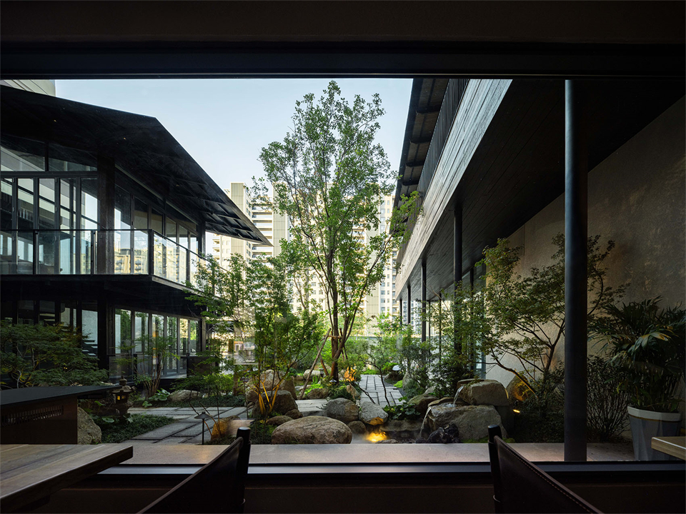 庭院景观化用餐  共炉火锅店装修设计(图3)