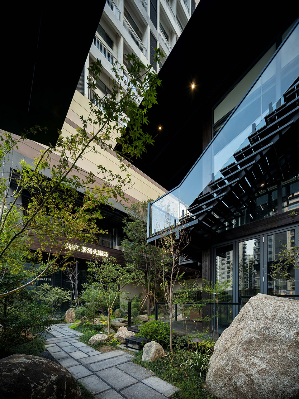 庭院景观化用餐  共炉火锅店装修设计(图4)